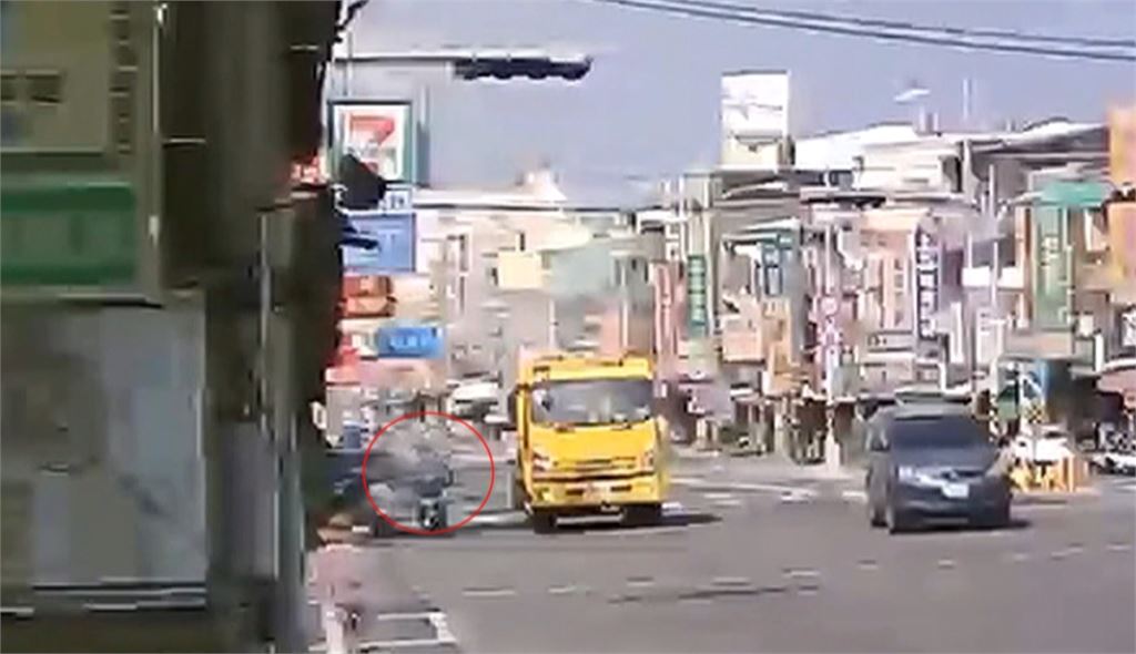 視線死角？　彰化７旬女騎士　遭右轉垃圾車擦撞後輾過