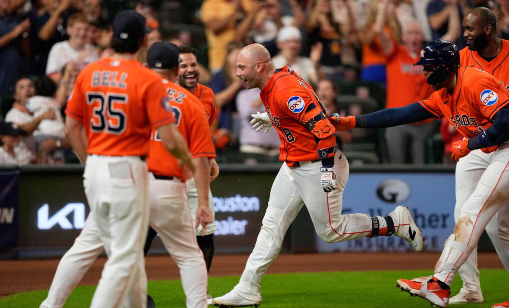MLB(影)／再見3分砲轟上左外野火車軌道！延長賽神劇本太空人狂灌5分完成大逆轉