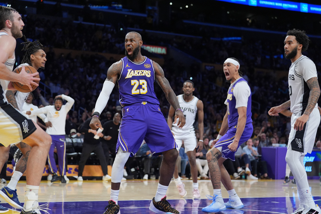 NBA(影)/40歲的殘暴美學!詹姆斯「狂野之扣」將馬刺213公分長人當海報背景