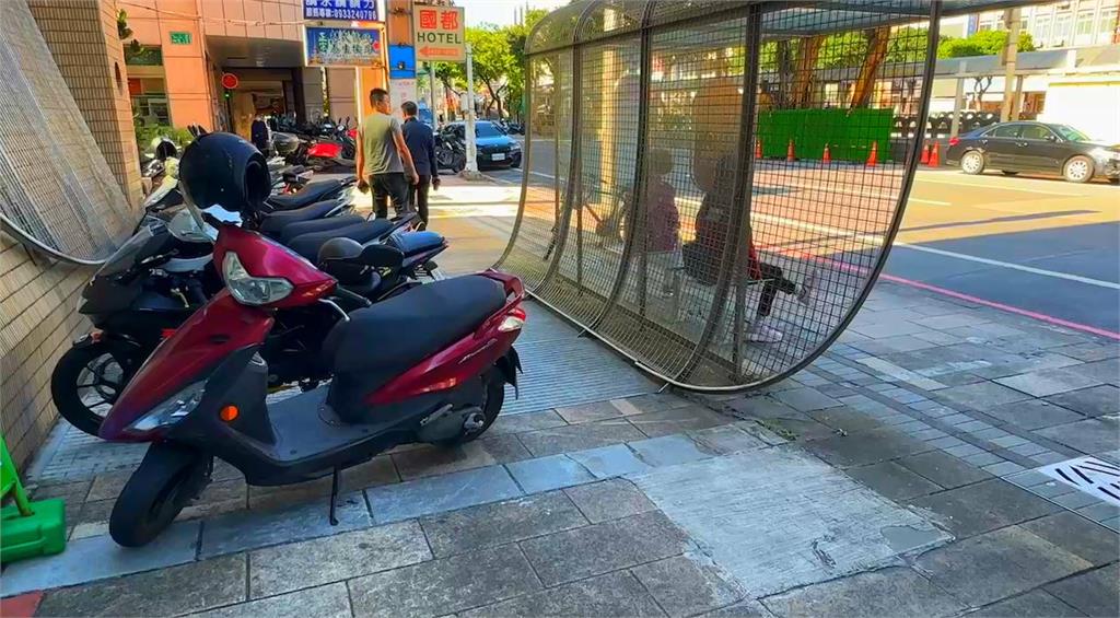 公車亭暗藏危機 斜三角形設計易讓行人絆倒
