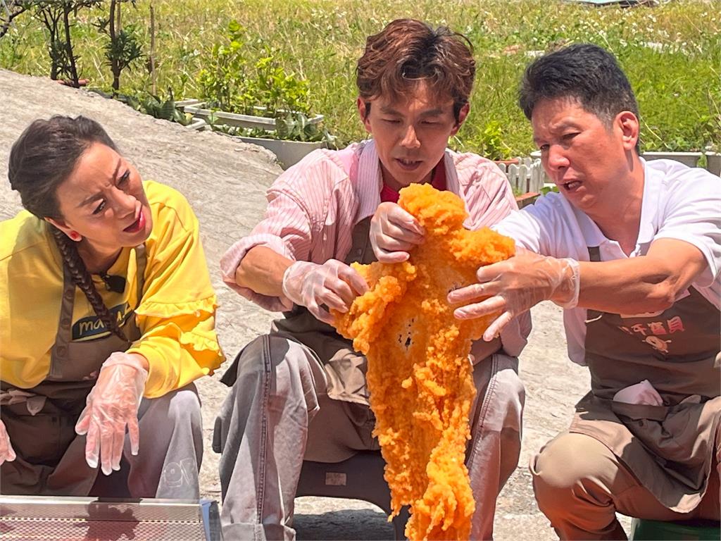 《綜藝新時代》張家瑋洗石花菜太累!路邊M字腿讓路人快要流鼻血