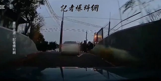 台中外埔驚悚車禍！　轎車直撞摩托車　險輾騎士畫面曝光