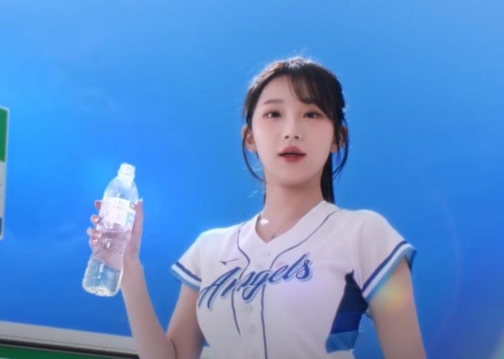 超商找李珠珢拍「超狂32秒影片」!魔性3字文案掀議網驚:耳後有亮點
