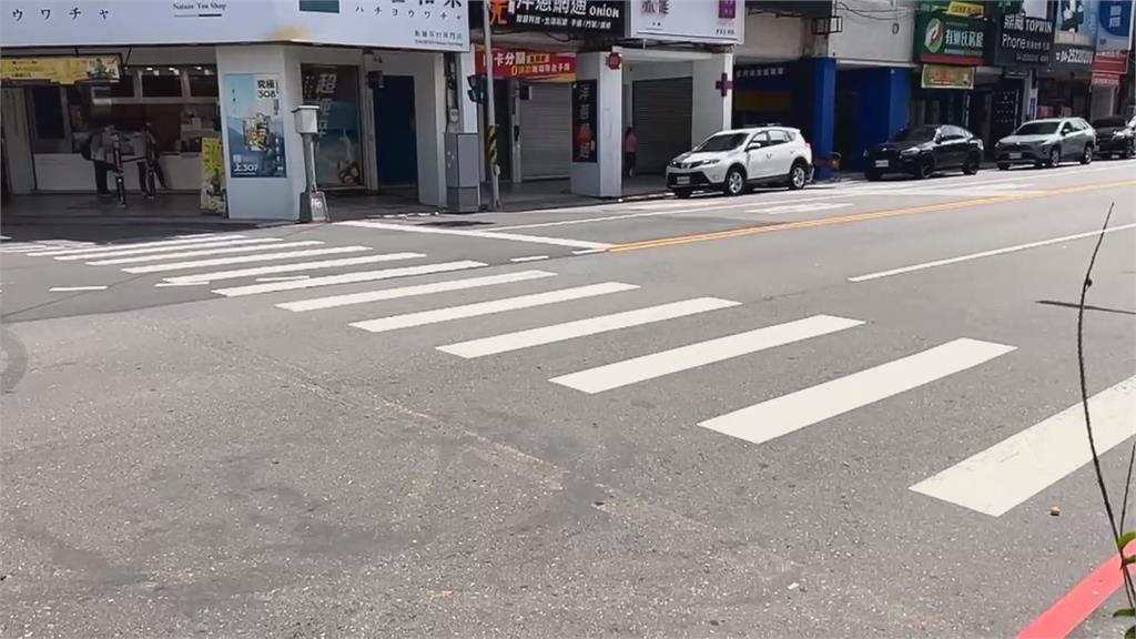 台中孕婦走斑馬線險遭撞 目擊民眾直呼:誇張