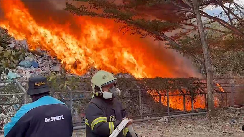 火紅烈焰駭人!台東掩埋場大火延燒 社區居民被臭醒:以為家裡失火