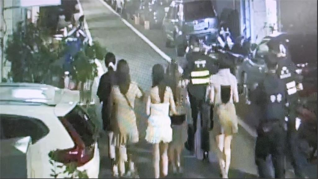 桃園10名清涼正妹「街頭狂奔」bra猛下滑!逃跑真相曝光…警察全數帶回