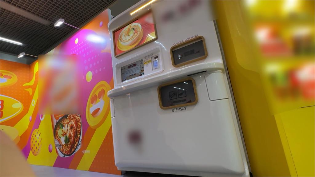 缺工潮！業者打造「無人餐廳」　AI機器人煮麵、調飲料