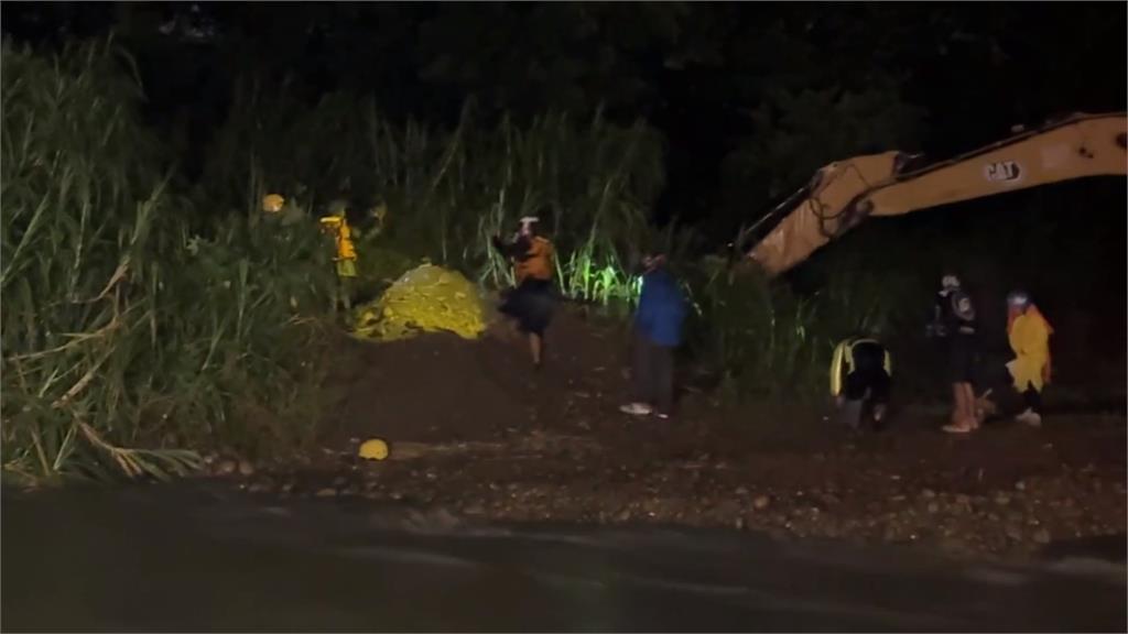 台中午後大雨溪水暴漲沖毀便橋　９移工相約釣魚受困沙洲船艇救援