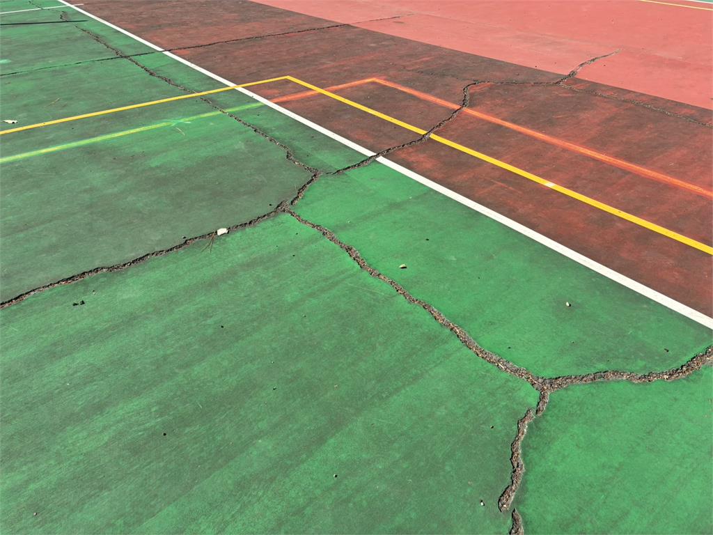 快新聞／頭份僑善國小球場破損嚴重　沈發惠邀集各單位現勘：持續向中央爭取經費