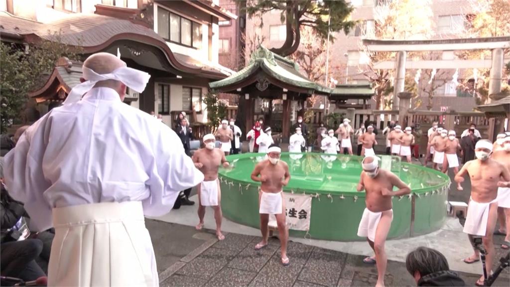 日本神社慶新春！「泡冰水」儀式祈禱疫情結束