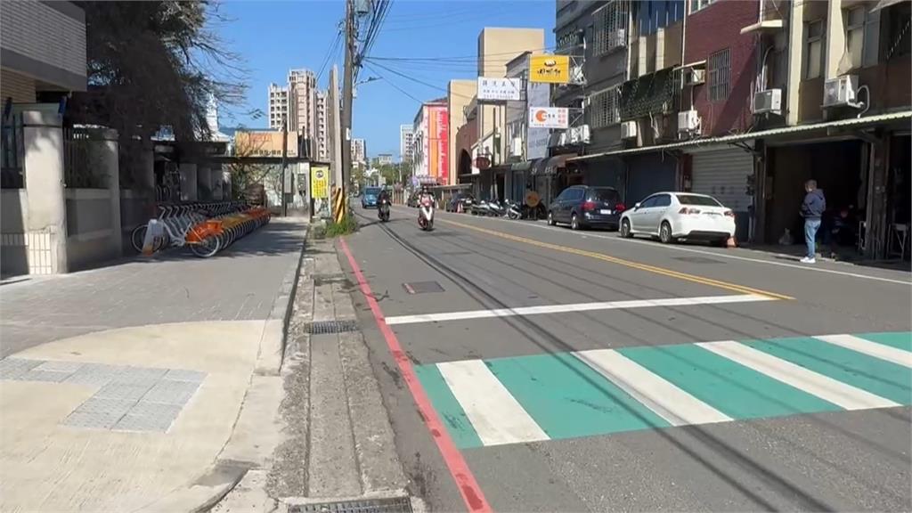 黑色小客車擦撞校車 被卡住還加入撞開逃逸