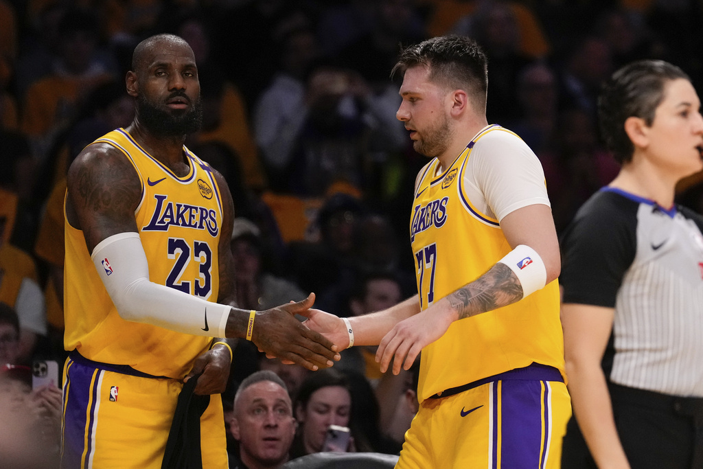 NBA(影)/Doncic首度為新東家湖人出賽 和詹皇合作愉快輕鬆宰爵士