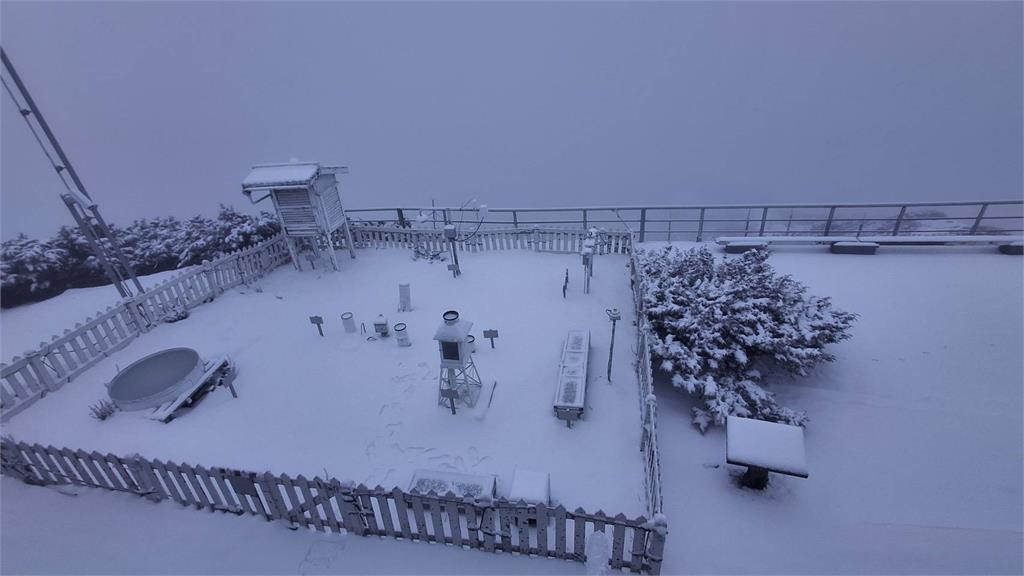 快新聞／玉山積雪今晨已達5公分　銀白美景如夢似幻