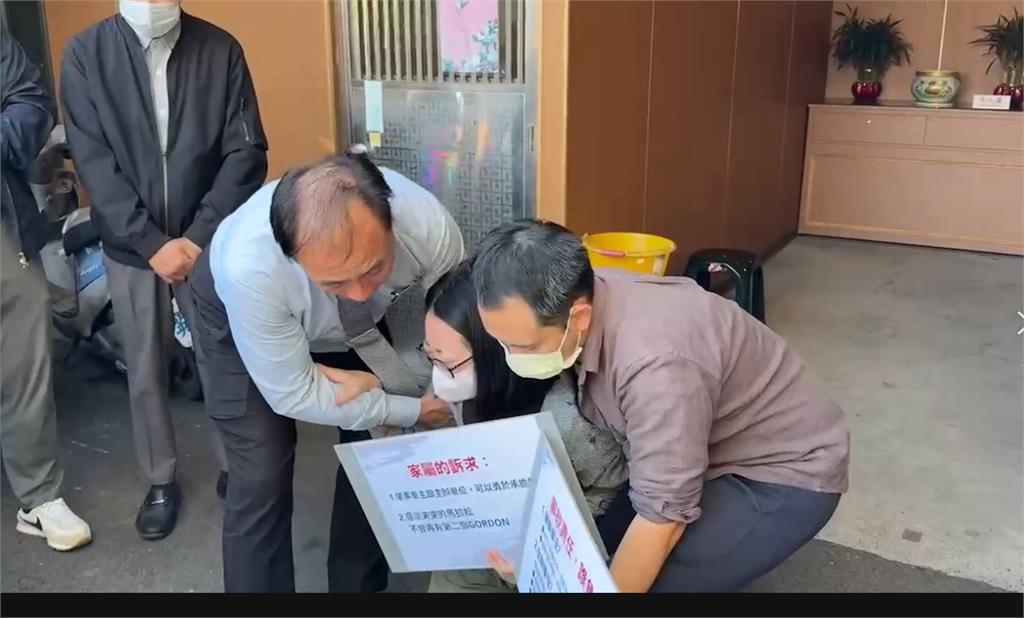 9歲童陪路跑遭輾斃「入夢這幕」惹淚崩!父母悲痛跪地要真相:沒人來道歉
