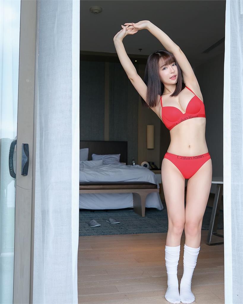E級棒!元元「只穿BRA大伸展」滿滿邪惡角度!「下方微起」畫面曝全網害羞了