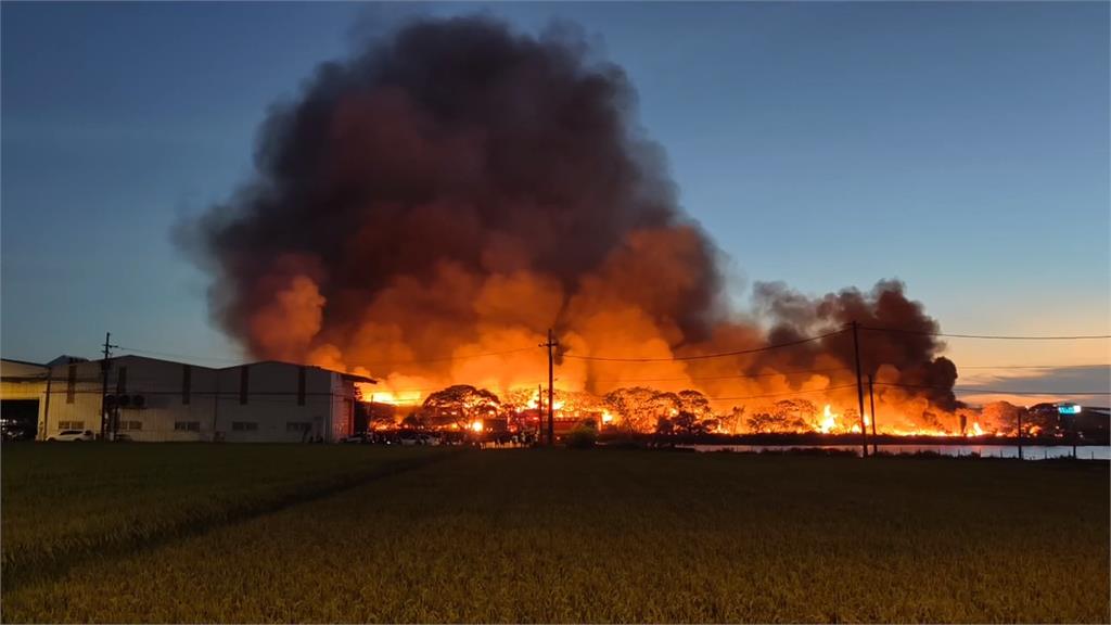 中壢鐵皮工廠驚傳火警　疑燒雜物誤燒木棧板　黑煙竄天