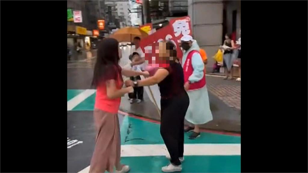 中和罷團遭婦人搶麥克風 議員試圖奪回上演全武行