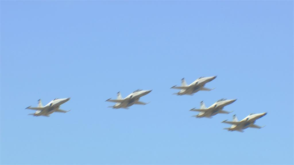 捍衛台海半世紀！「F5系列」5機編隊衝場告別飛行