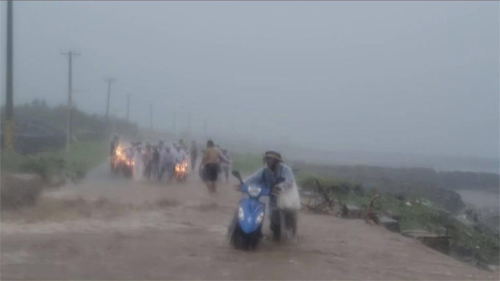 蘭嶼雨彈狂炸！路面成泥流遊客全堵住　熱心男「肩扛超粗水管」神救援