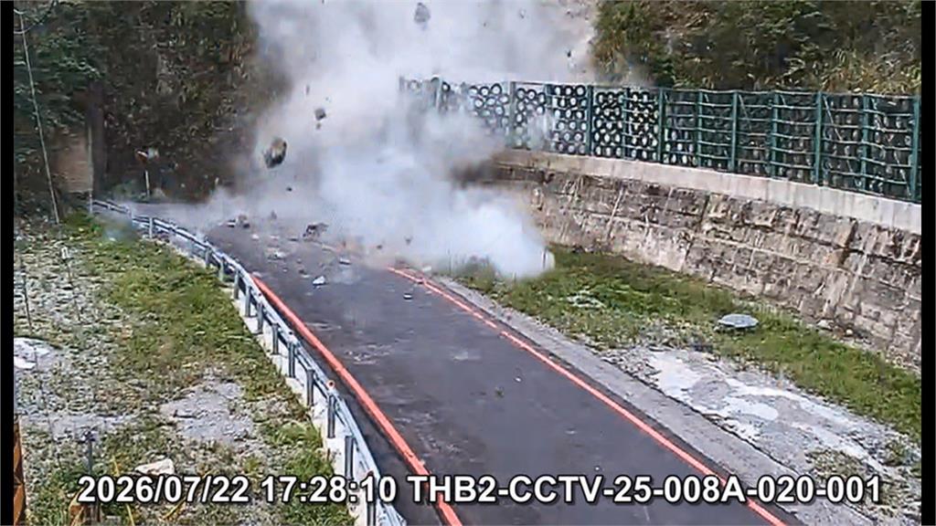 中橫便道落石崩落！　巴士、９輛轎車一度卡住無法通行