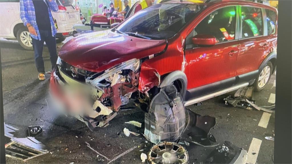 76歲婦人一撞毀3車！　待轉遭追撞衝對向再撞一次
