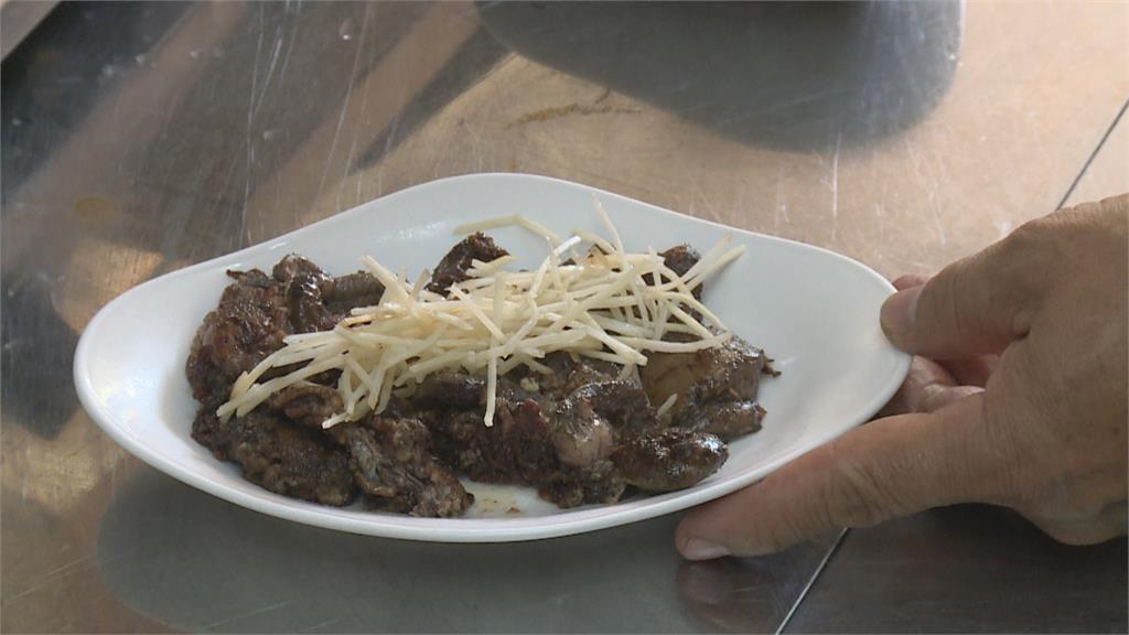 這是什麼神仙料理? 他大口咬下「焦黑」魚腸讚:真是絕了