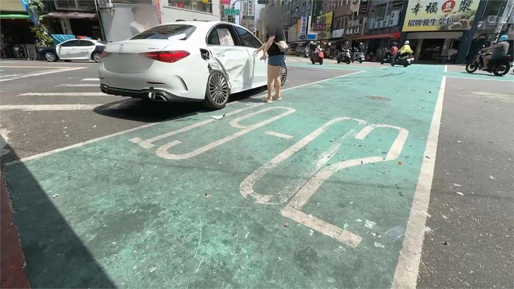 高雄新興紅綠燈突故障　小客車、貨車撞上　險波及旁小吃攤