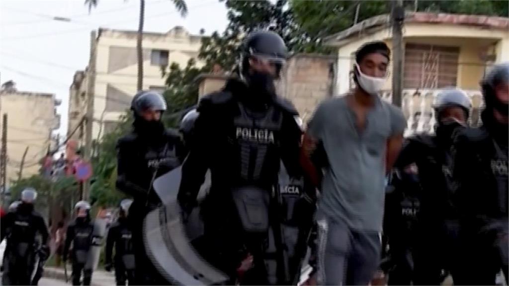推翻共產黨！古巴爆發30年來最大反政府示威　警方強力鎮壓1死、百人被捕