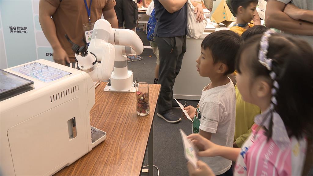 國科會「小小科學家來敲門」活動 國小生體驗高科技