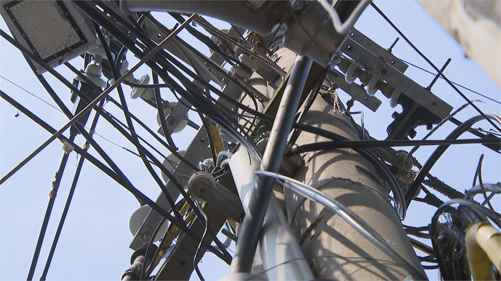 疑鳥巢造成高壓電線桿冒火 消防員澆淋滅火又爆炸