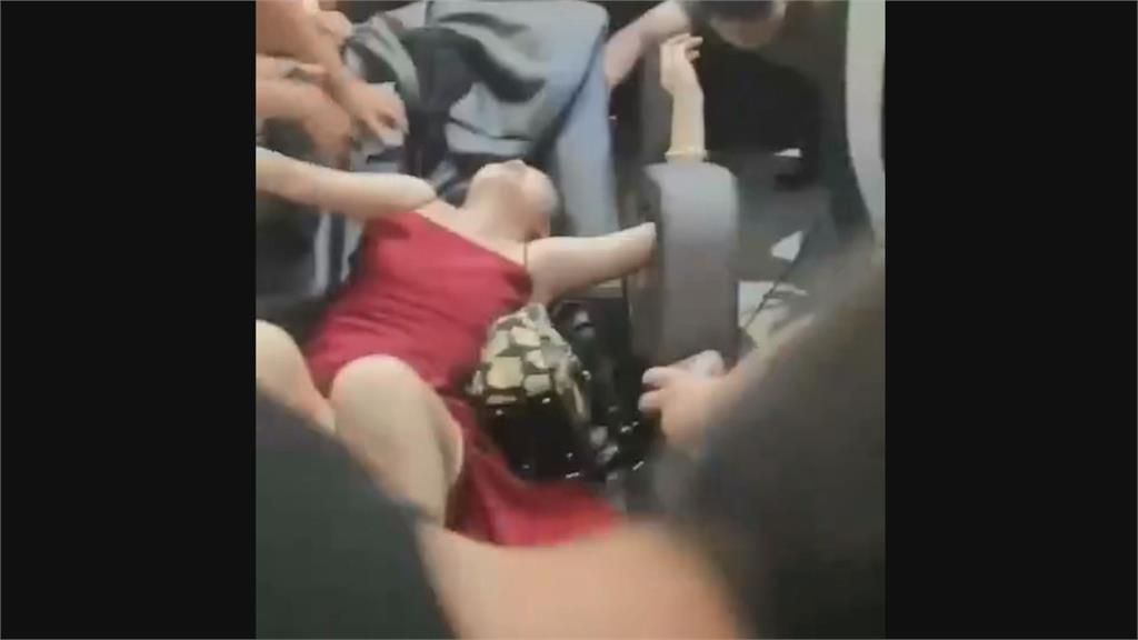火車站享受按摩椅!中國女長髮竟意外捲進機器 崩潰哭喊:救我啊