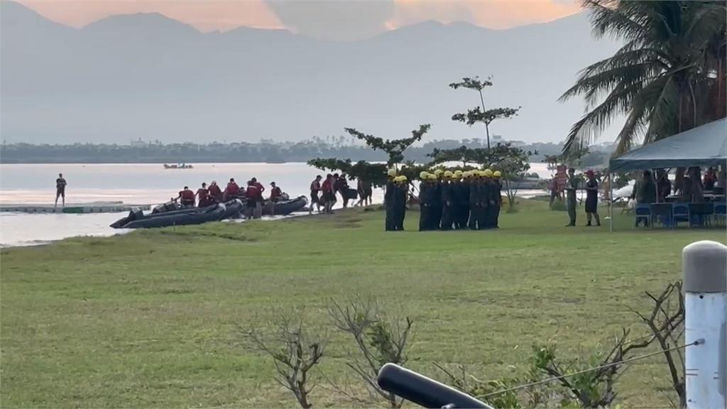 環台軍演後！　陸軍特種地形傘訓27人完美落在大鵬灣水面