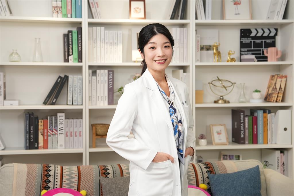 拒絕斷崖式衰老!不靠醫美也能逆齡的「抗老指南」,讓媽媽找回少女發光肌