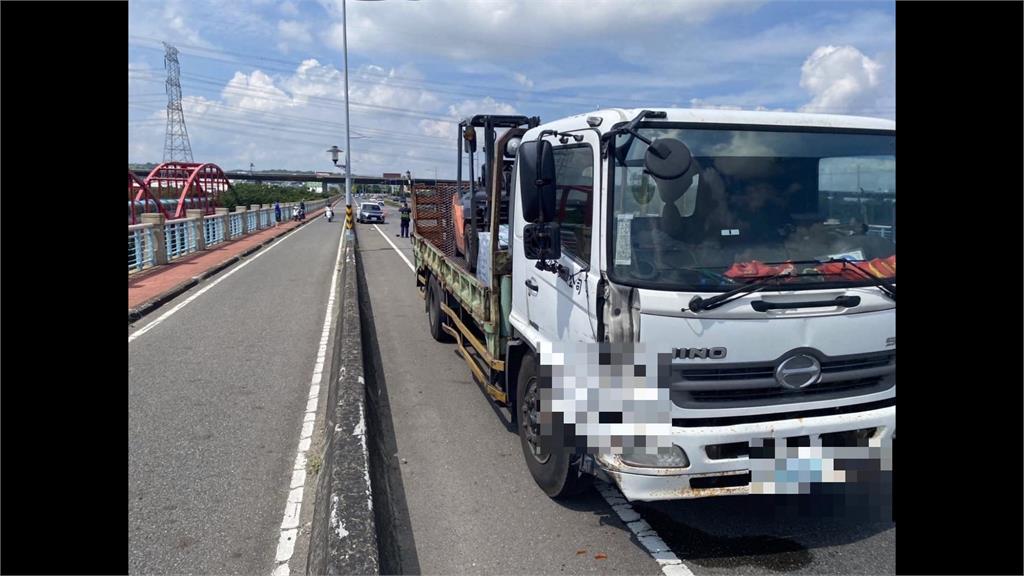 砰 彰化警下車處理事故 巡邏車反遭大貨車擦撞