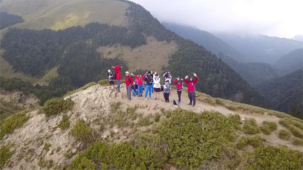 特別的畢業儀式! 挑戰合歡山北峰 4國小畢業生相互扶持登頂領畢業證書