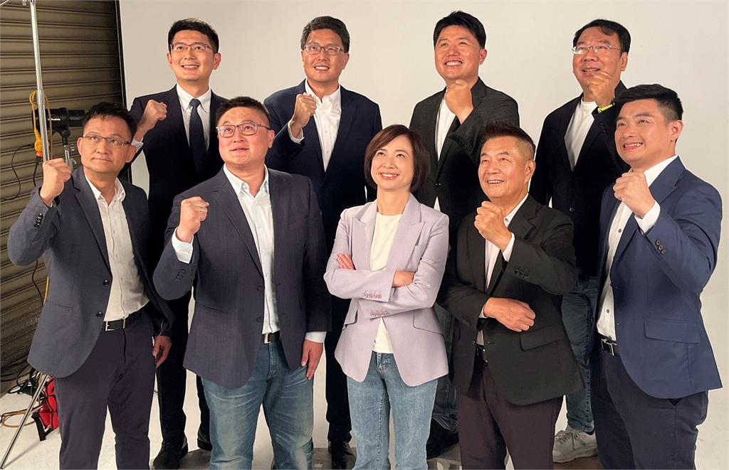 快新聞／母雞帶小雞！何欣純合體32戰將「短影音齊發」台中隊拚全壘打