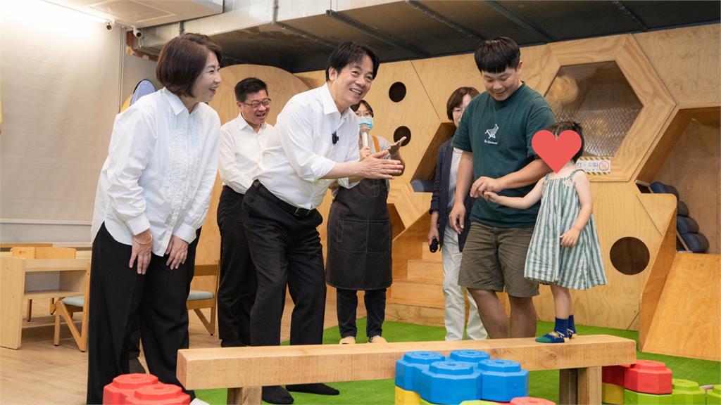 中分頭「寵孫阿北」竟是賴清德！小寶寶「狂討抱抱」潘孟安認了：有點吃醋