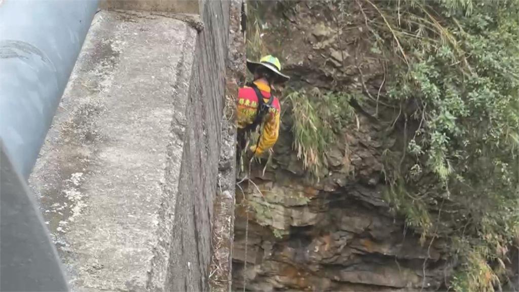 住左營騎車到屏東霧台 八旬婦自撞噴飛30公尺橋下
