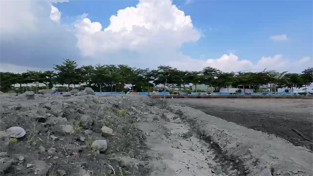綠地變黑土！　高雄農田遭傾倒廢棄物　議員批：是人禍