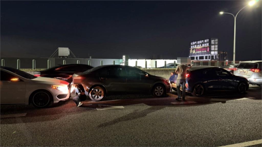 神展開! 前車內切擦撞高級房車 挨撞駕駛酒駕被抓包