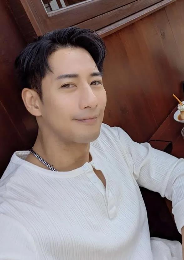 正妹前主播才爆「喝太ㄎㄧㄤ」帶新歡回前夫家裸睡！金鐘男星「與洋妞玩18禁」全直擊