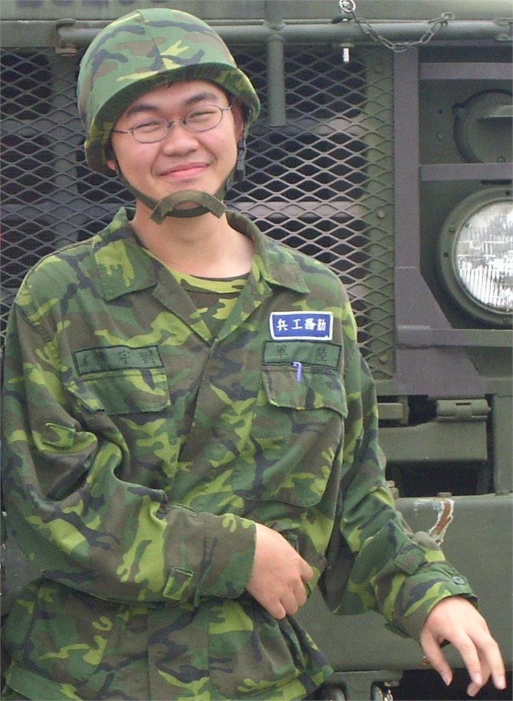 才謝柯文哲幫賺錢!四叉貓軍中舊照流出「差很大」網認不出:這誰?