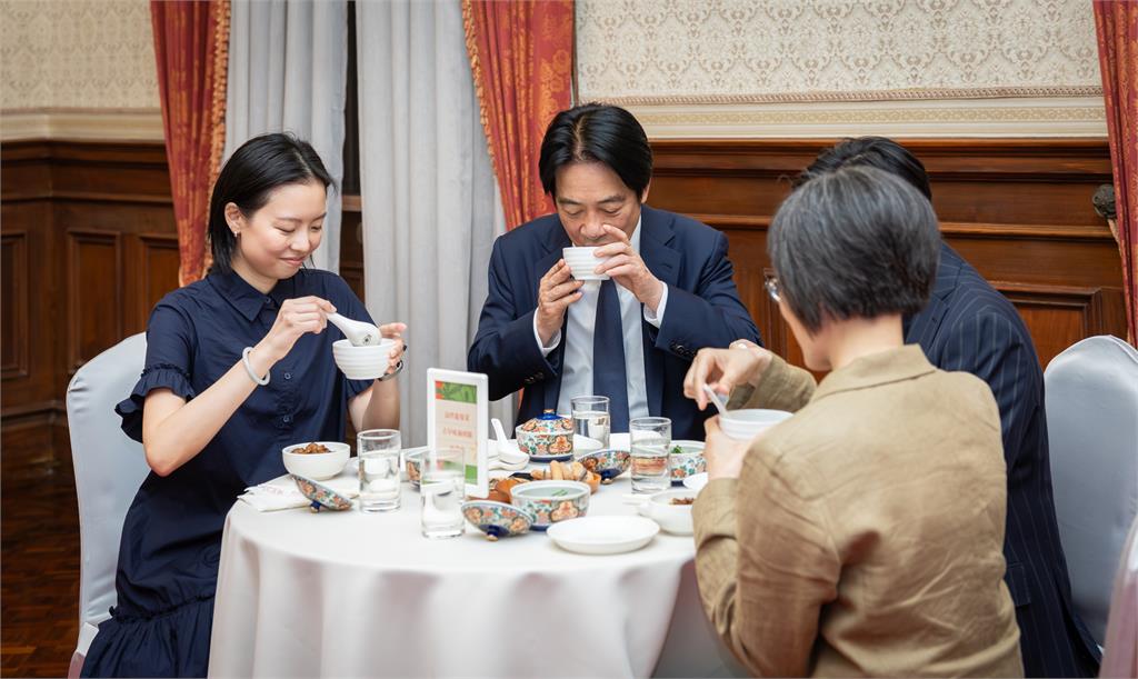 快新聞／「台灣國飯」是這碗？賴清德、楊双子同框大吃美食　他首嚐麻薏湯反應曝光