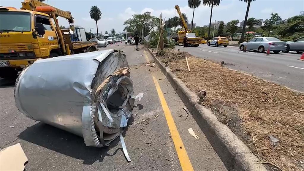 拖板車一時搶快釀禍 車上6鋼捲「甩飛」分隔島如遭砲彈轟炸