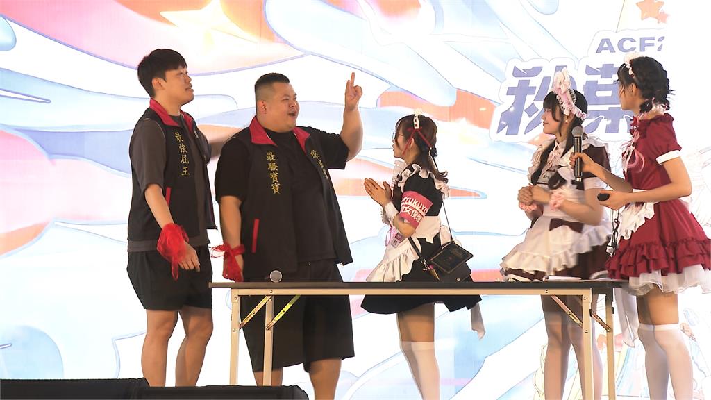 YouTuber組合「環島幫」瘋玩動漫祭 與台日女僕玩遊戲