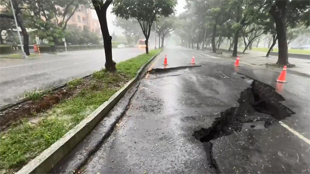 最新／裂開！高雄大學旁驚見「巨大坑洞」　路基碎石全露「道路封閉」