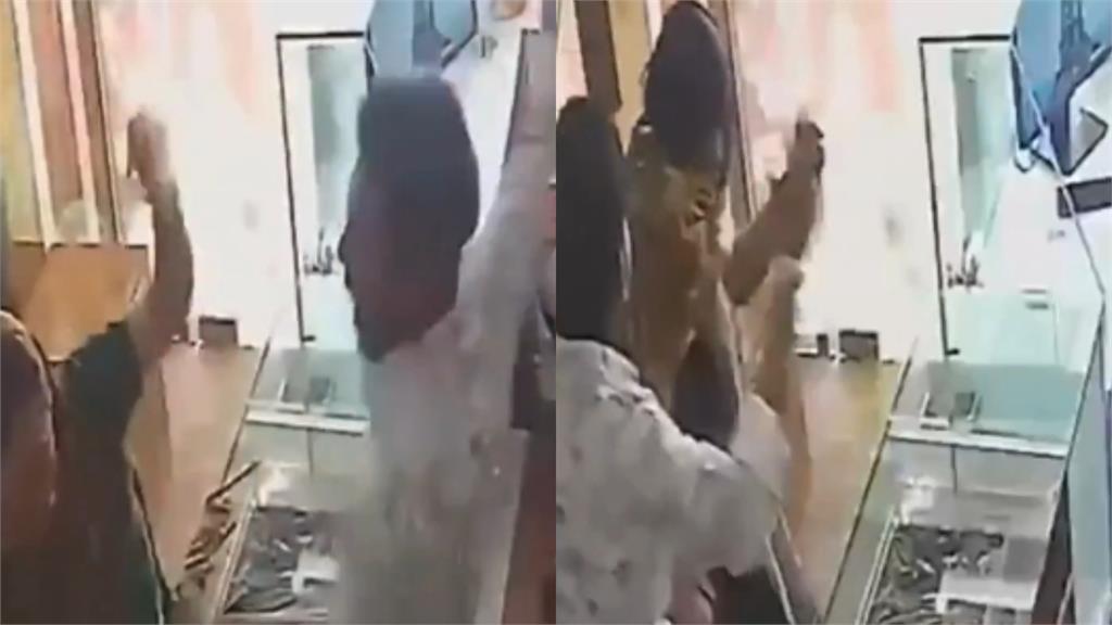 女子辣椒粉攻擊搶珠寶店失手!反遭店主制伏「狂扇20巴掌」26秒暴揍片流出