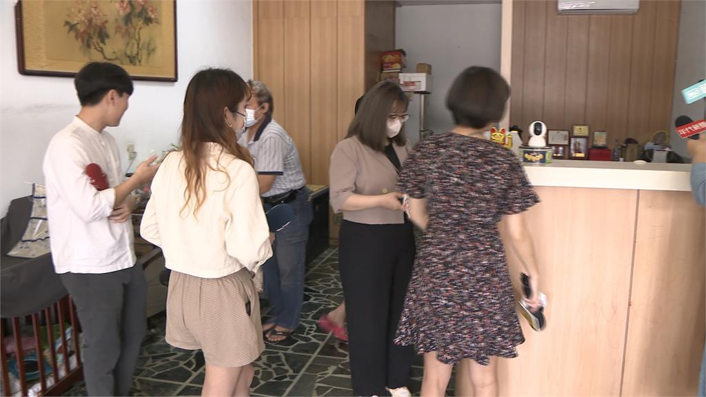大白天闖空門!囂張闖入貨運行 撬開抽屜鈔票一把塞進包包逃逸