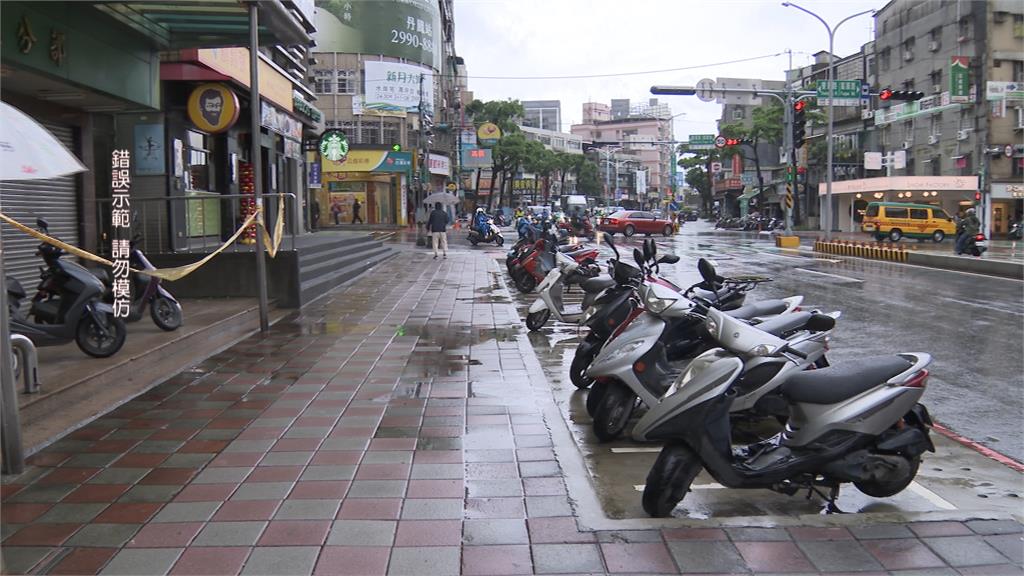 疑恍神小黃撞倒整排機車 61歲運將:想停路邊買東西