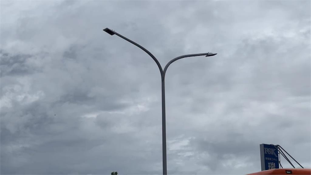 連續下雨電路受潮 整排LED路燈閃不停